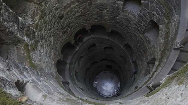 Foto vista da torre do poço subterrâneo, antiga torre medieval, construindo turistas subterrâneos em