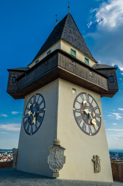 Vista da torre do relógio Uhrturm em Graz, Áustria, no Schlossberg