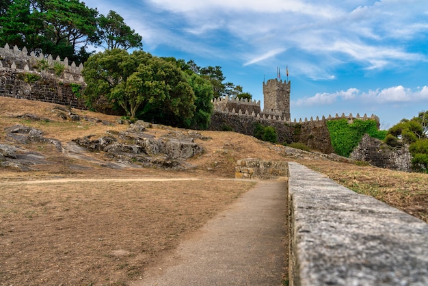 vista da torre e da parede com ameias do Castelo de Baiona