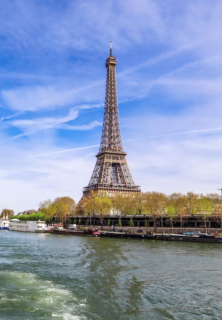 Vista da Torre Eiffel do rio Sena em Paris França contra o céu azul com nuvens abril de 2019