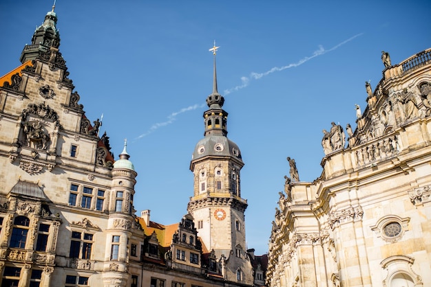 Vista da torre Hausmannsturm do antigo castelo e dos portões da cidade em Dresden, Alemanha