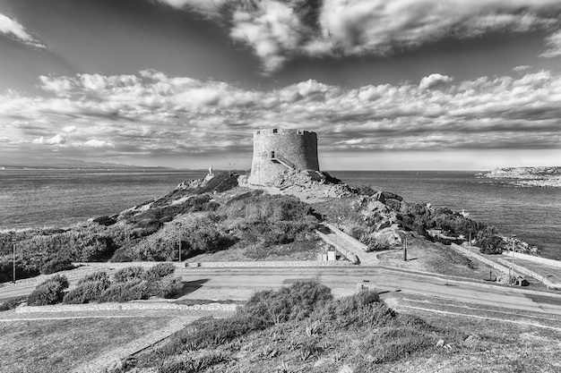 Vista da torre Longonsardo ou torre espanhola, marco icônico em Santa Teresa Gallura