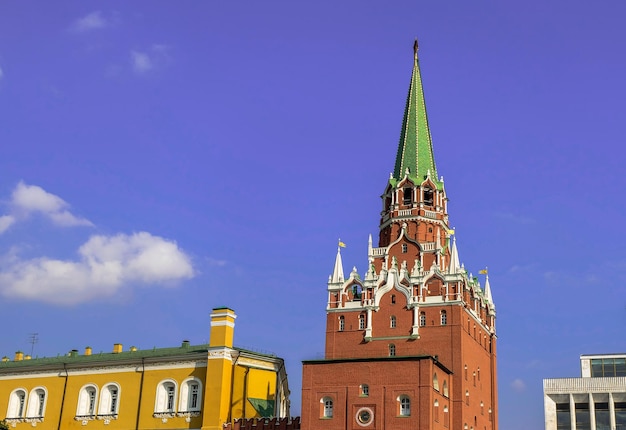 Vista da Torre Troitskaya do Kremlin de Moscou Esta torre é parte da parede do Kremlin