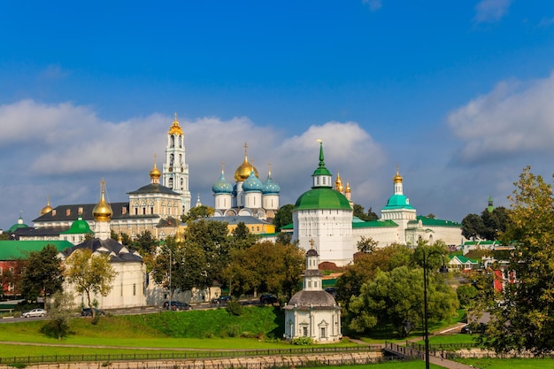 Foto vista da trindade lavra de são sérgio em sergiev posad rússia