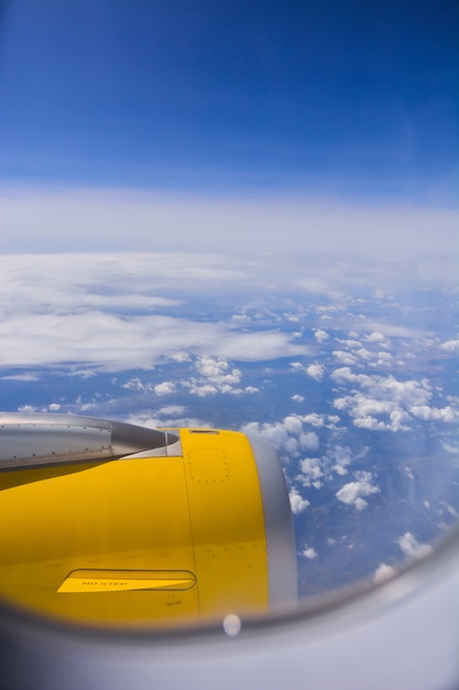 Vista da turbina de avião durante o vôo.