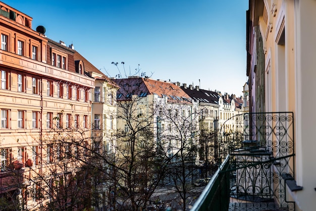 Vista da varanda em bastante ruas de Praga