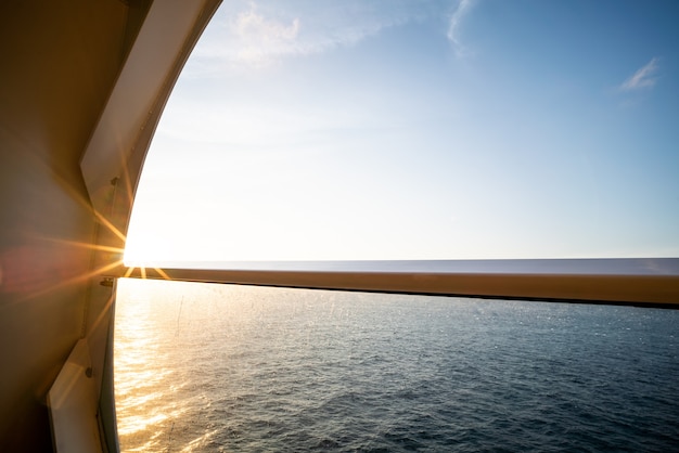 Vista da varanda no navio de cruzeiro