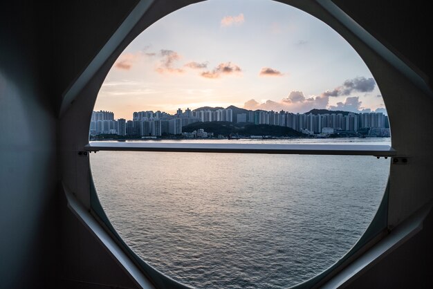 Vista da varanda no navio de cruzeiro