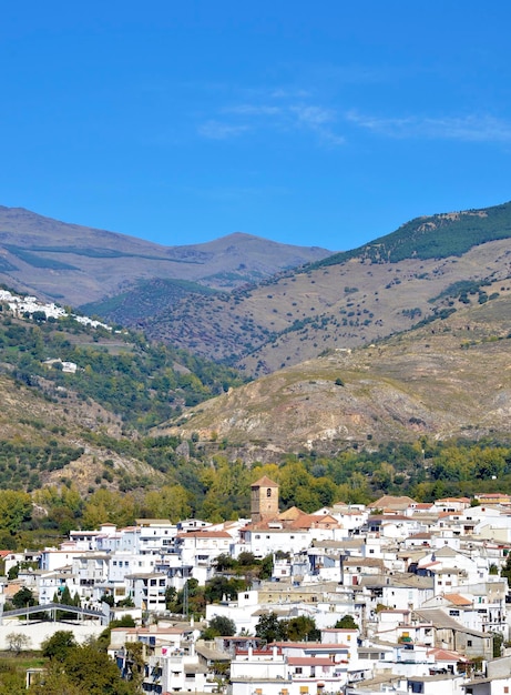Vista da vila branca com as montanhas de Sierra Nevada atrás, Cadiar, Las Alpujarras, Província de Granada, Espanha.