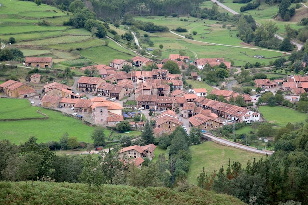 Vista da vila de Carmona na Cantábria, Espanha