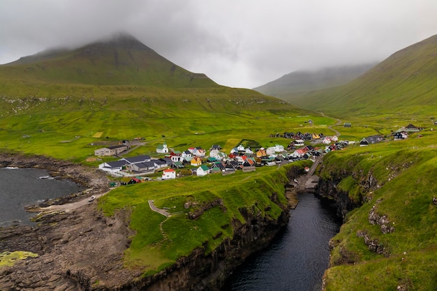Vista da vila de Gjogv ao pôr do sol enevoado Ilhas Eysturoy Faroe Dinamarca