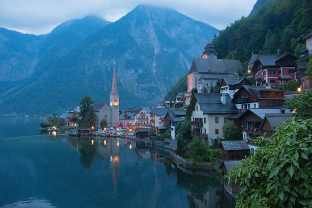 Vista da vila de Hallstatt com lago. Longe, a beleza das rochas alpinas e o céu azul. Dia de verão na cidade de Hallstatt, Áustria, Europa