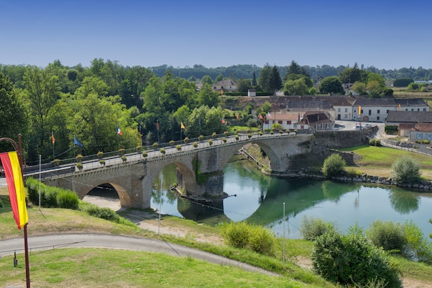 Vista da vila de Navarrenx nos Pirinéus