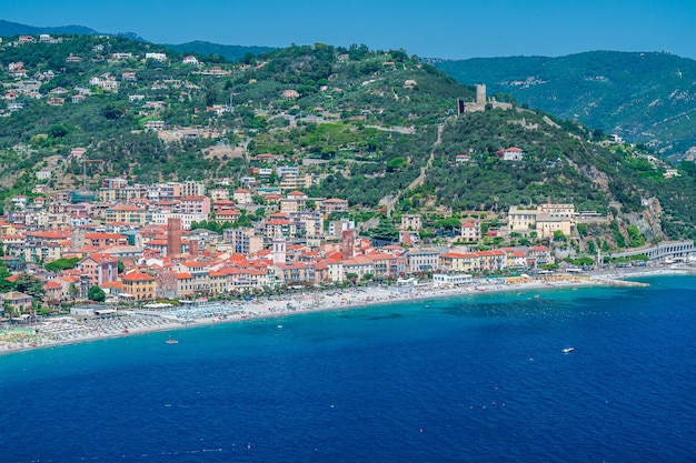 Vista da vila de Noli na Riviera italiana