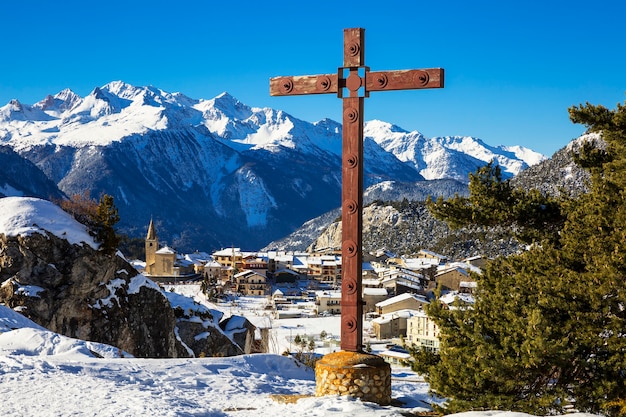 Vista da vila e cruz de Aussois, França