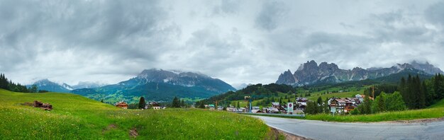 Vista da vila nas montanhas de dolomitas italianas no verão