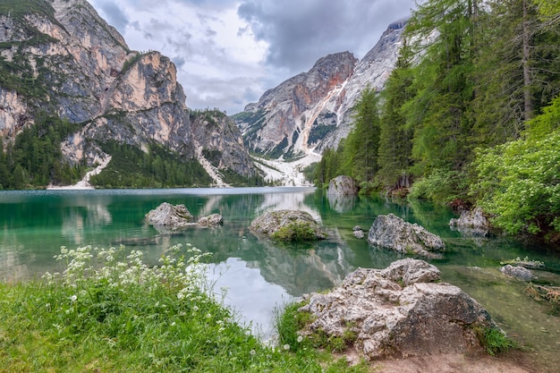 Vista das águas calmas do mais belo lago bryce, com o reflexo dos alpes na água