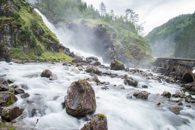 Vista das cachoeiras de Latefossen, Odda, Noruega