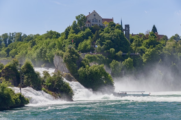 Vista das cachoeiras do rio Reno (Rheinfall) na Suíça, são a maior cachoeira da Europa Central