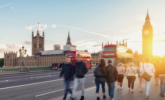 vista das casas do parlamento e do big ben sobre a ponte de westminster ao pôr do sol em londres. ideal para layouts de sites e revistas