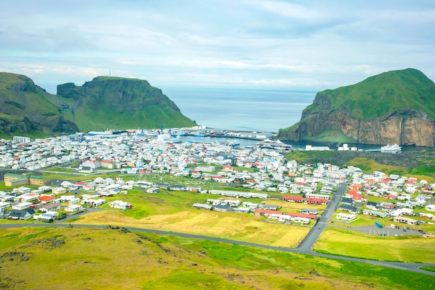 Vista das casas e edifícios na ilha Heimaey do arquipélago de Vestmannaeyjar Islândia