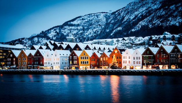 Vista das casas hanseáticas em Bergen no Natal