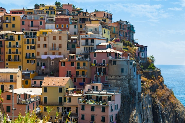 Vista das casas multicoloridas coloridas da cidade antiga Manarola Itália Parque Nacional Cinque Terre Riviera da Ligúria Patrimônio Mundial da UNESCO Atração turística Vista frontal