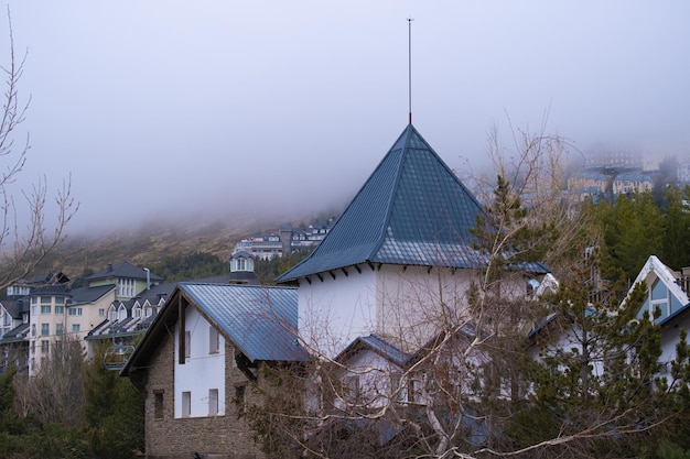 Vista das casas nas montanhas da estância de esqui de Sierra Nevada