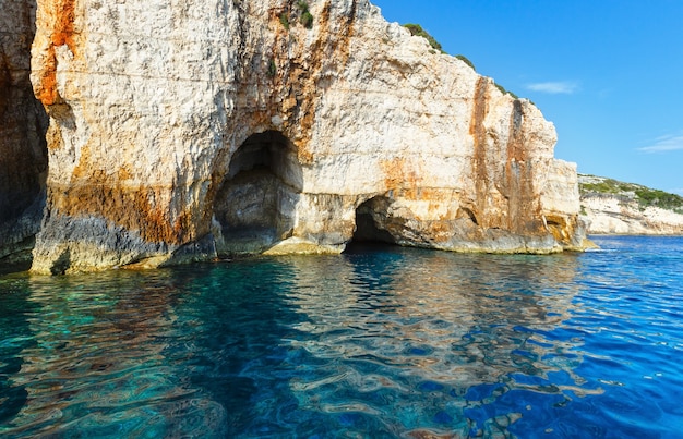 Vista das Cavernas Azuis do barco Zakynthos, Grécia, Cabo Skinari