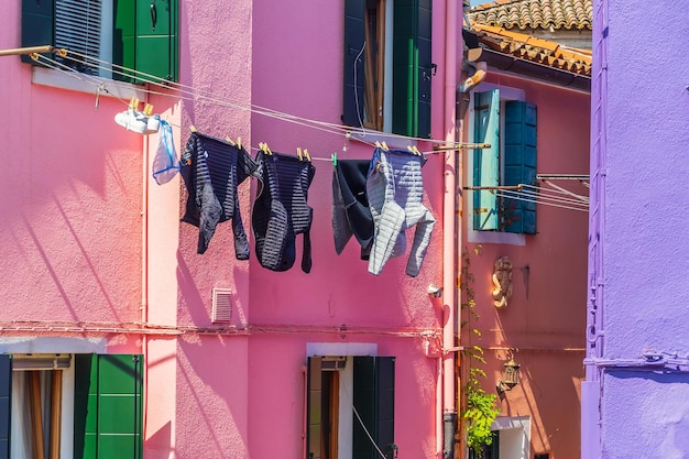 Vista das coloridas casas venezianas nas Ilhas de Burano, em Veneza