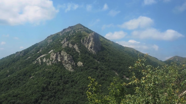 Vista das encostas das montanhas, rochas e paisagem do Monte Beshtau. Pyatigorsk, Rússia.