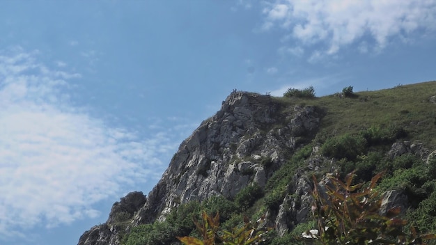 Vista das encostas das montanhas, rochas e paisagem do Monte Beshtau. Pyatigorsk, Rússia.