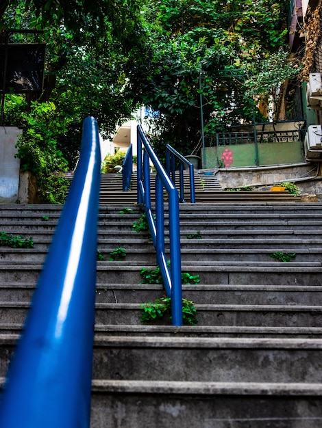 Vista das escadas da rua com trilhos azuis em Istambul Beyoglu Turquia