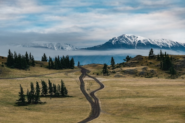 Vista das estepes kurai nas montanhas altai.