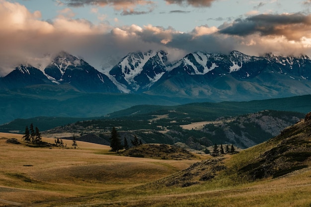 Vista das estepes Kurai nas montanhas de Altai