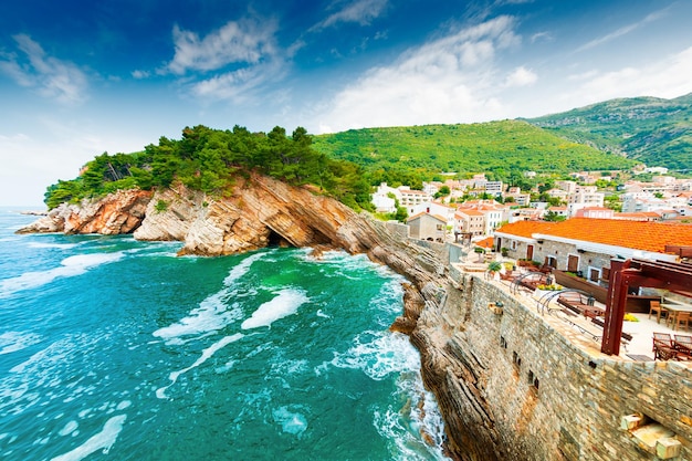 Vista das falésias da fortaleza de Castello em Petrovac, Montenegro. Destino de viagem famoso