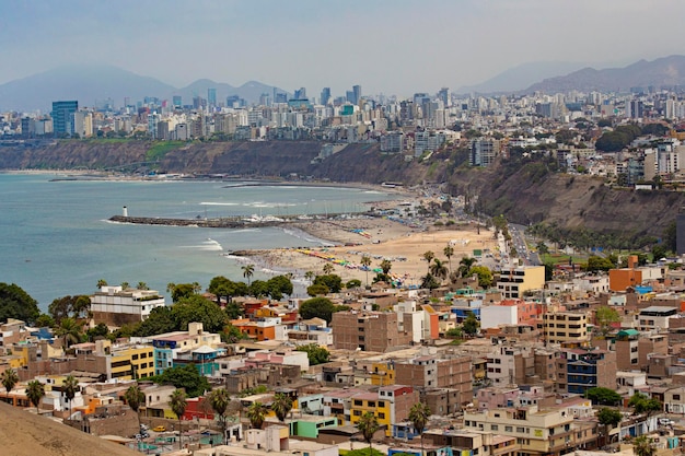 Vista das favelas de Lima do Monte Morro Solar, Lima, Peru