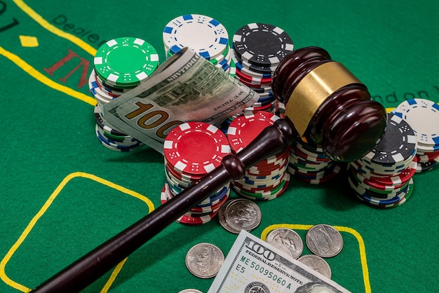 Vista das fichas de martelo dispostas na mesa do cassino jurisprudência e conceito de jogo fichas de pôquer fichas de cassino fichas de jogo