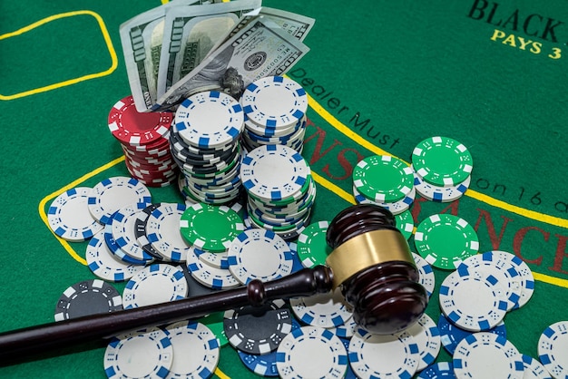 Vista das fichas de martelo dispostas na mesa do cassino Jurisprudência e conceito de jogo Fichas de pôquer fichas de cassino fichas de jogo