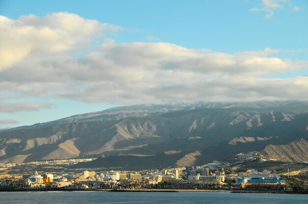 Vista das Ilhas Canárias do Sul de Tenerife do oceano