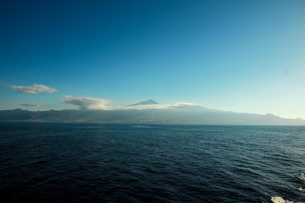 Vista das Ilhas Canárias do Sul de Tenerife do oceano