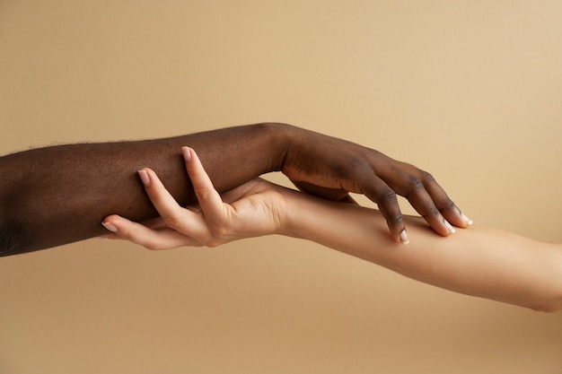 Foto vista das mãos humanas contra o fundo colorido