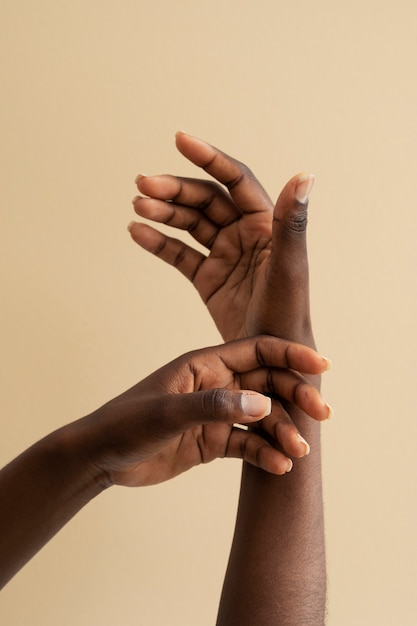 Foto vista das mãos humanas contra o fundo colorido