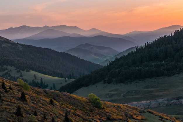 Vista das montanhas ao pôr do sol