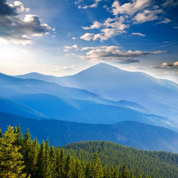 Vista das montanhas de névoa enevoada no outono