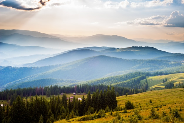 Vista das montanhas de névoa enevoada no outono