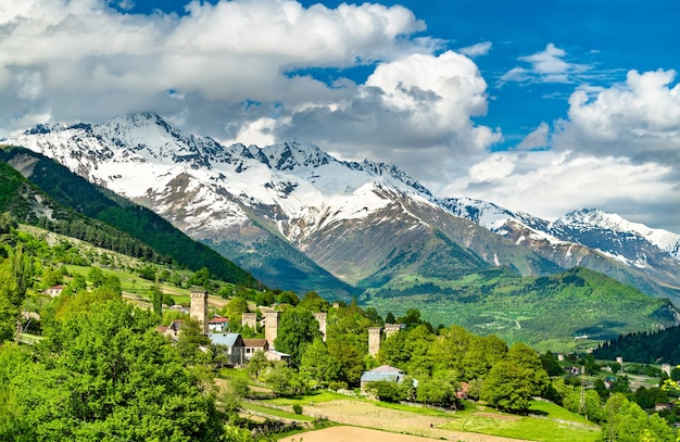 Vista das montanhas do Cáucaso em Mestia Upper Svaneti, Geórgia