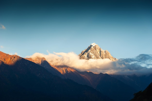 Vista das montanhas do Himalaia ao nascer do sol perto de Lukla, Nepal. Caminhada Everest Base Camp, parque nacional Sagarmatha