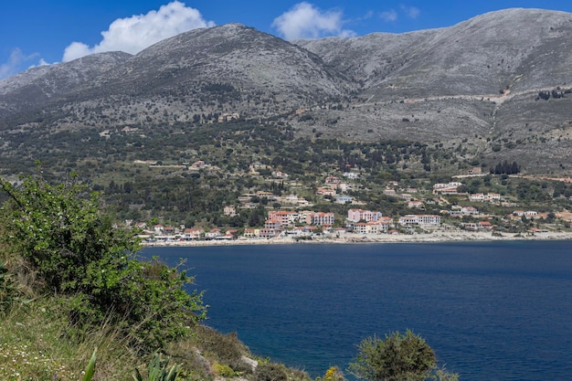 Vista das montanhas do mar e da cidade litorânea Kefalonia Island Grécia de uma altura