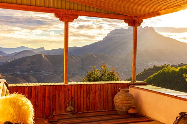 Vista das montanhas do terraço pela manhã